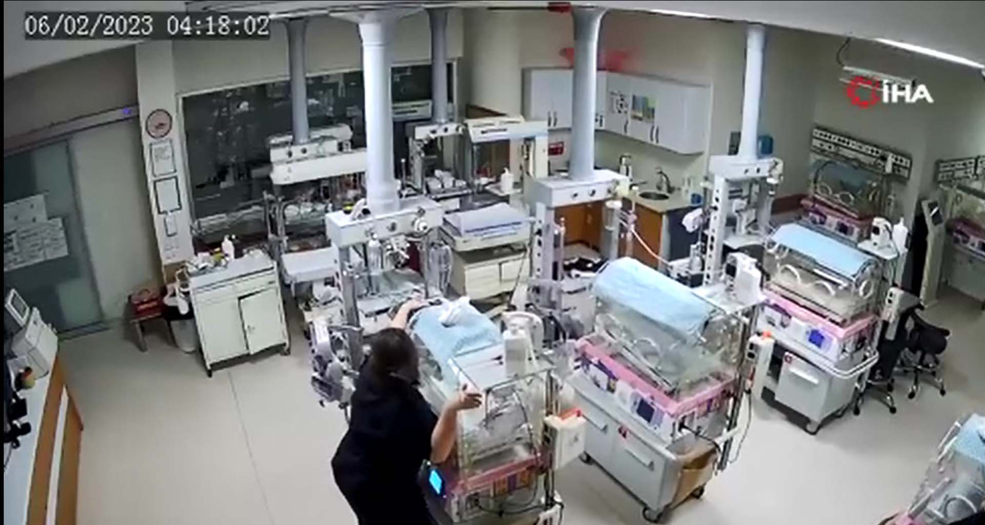 Deprem anında bebeklerin yanına koştular! Hemşireler, canlarını hiçe sayıp kuvözlere sarıldılar 