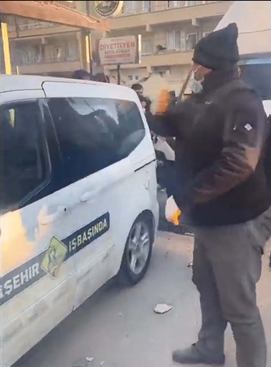 CHP'li vekiller deprem bölgesinde neye uğradığını şaşırdı! Halk kovdu, araca binip gittiler