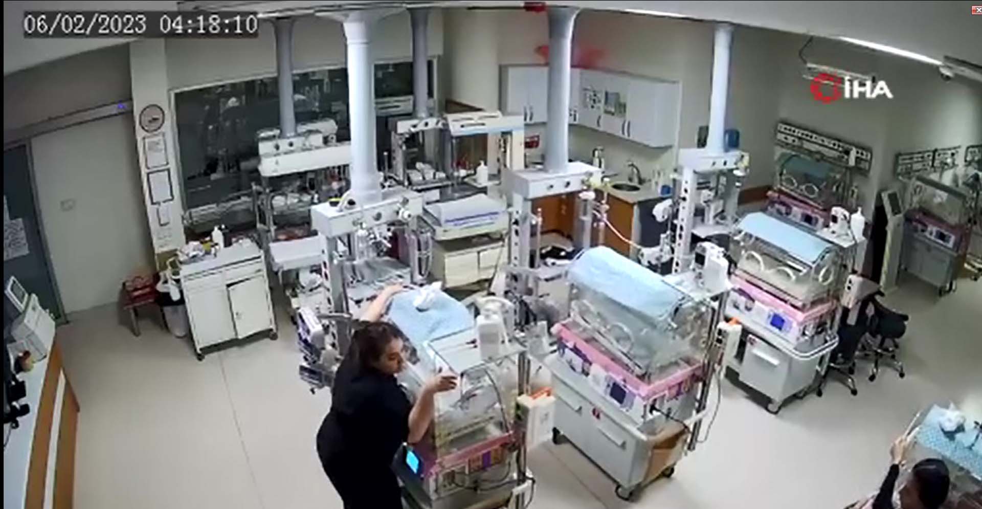 Deprem anında bebeklerin yanına koştular! Hemşireler, canlarını hiçe sayıp kuvözlere sarıldılar 