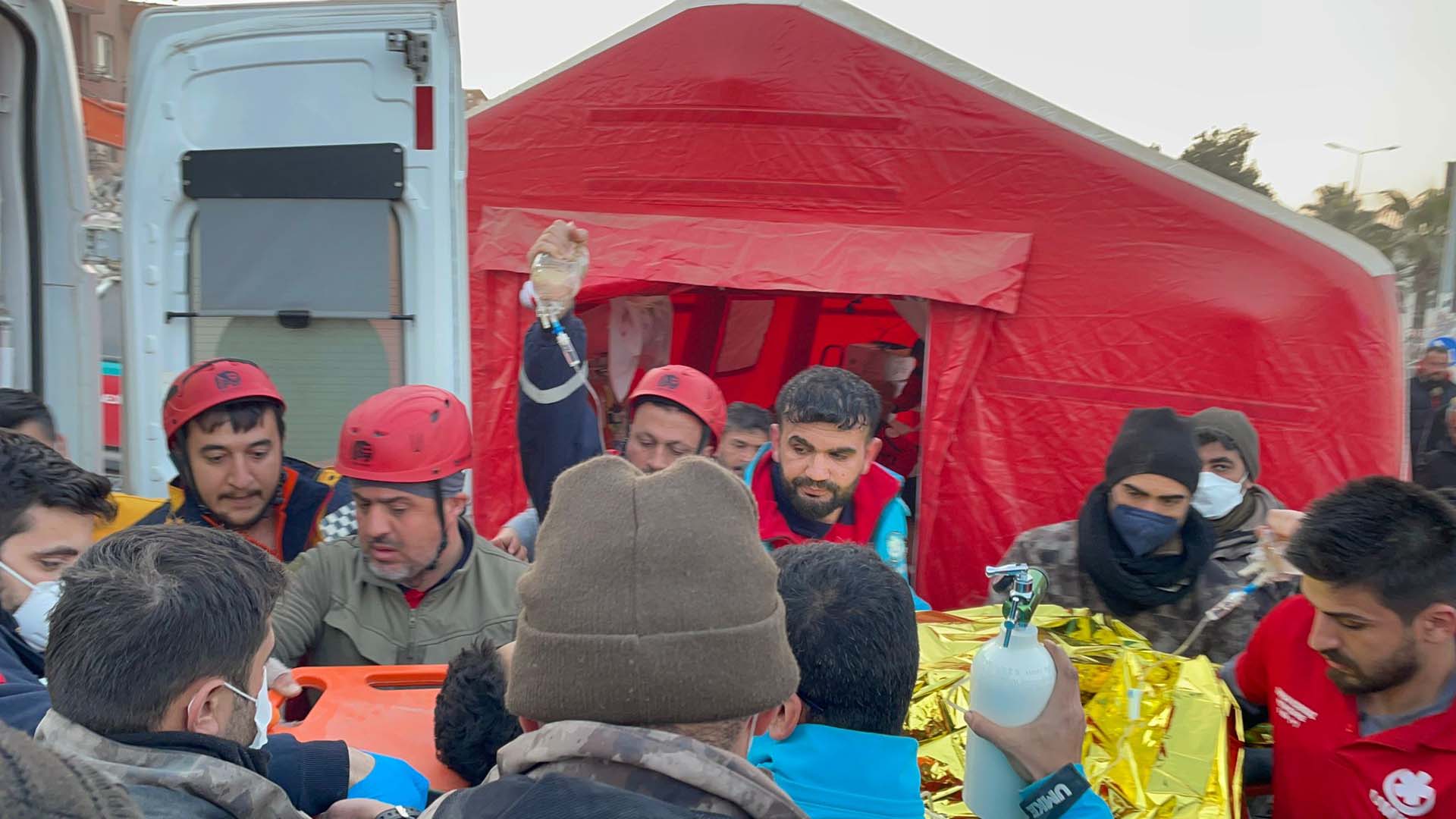 Enkazdan 181 saat sonra çıkarılan kardeşler umut oldu: Her şeyi unuttuk, bayramımız oldu bizim