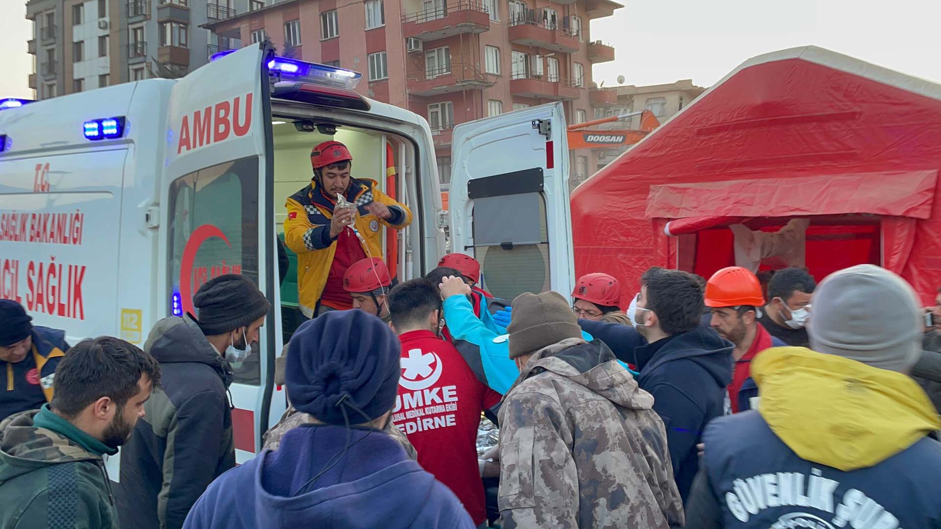 Enkazdan 181 saat sonra çıkarılan kardeşler umut oldu: Her şeyi unuttuk, bayramımız oldu bizim