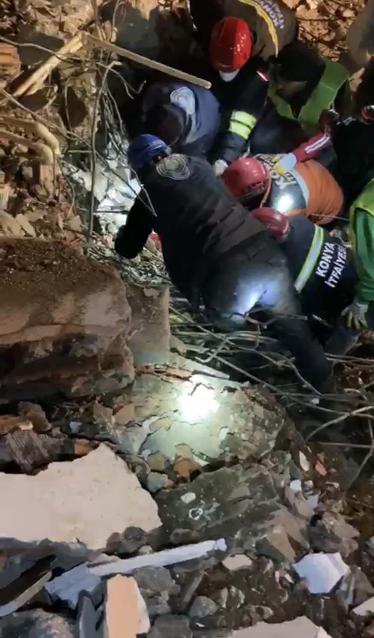 Hatay'da umutlu bekleyiş mutlu sonuçlandı! 7 yaşındaki Mustafa enkazdan sağ çıkarıldı