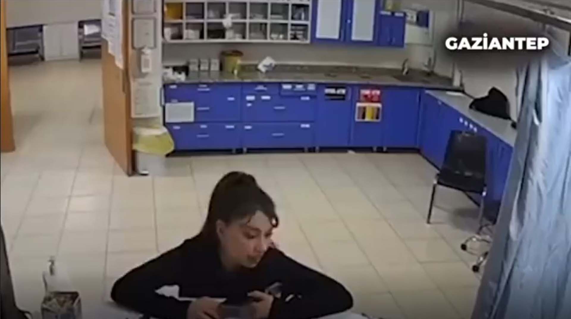 Kahraman hemşire deprem anında kaçmak yerine çocukları kurtardı!