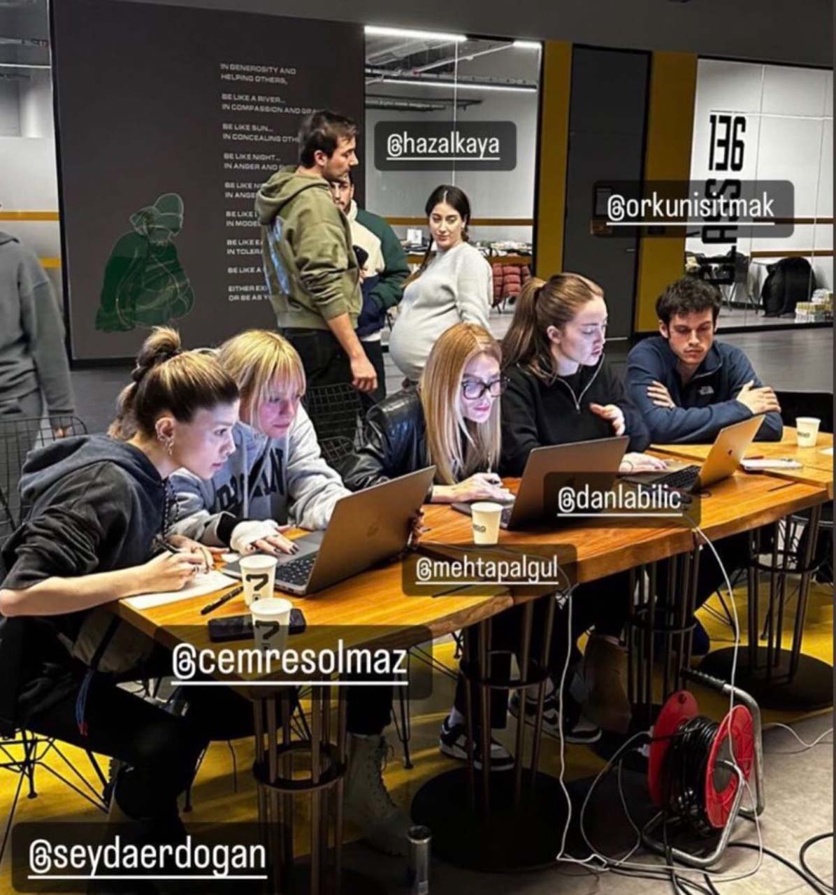 Hazal Kaya depremzedeler için karnı burnunda çalışmıştı!