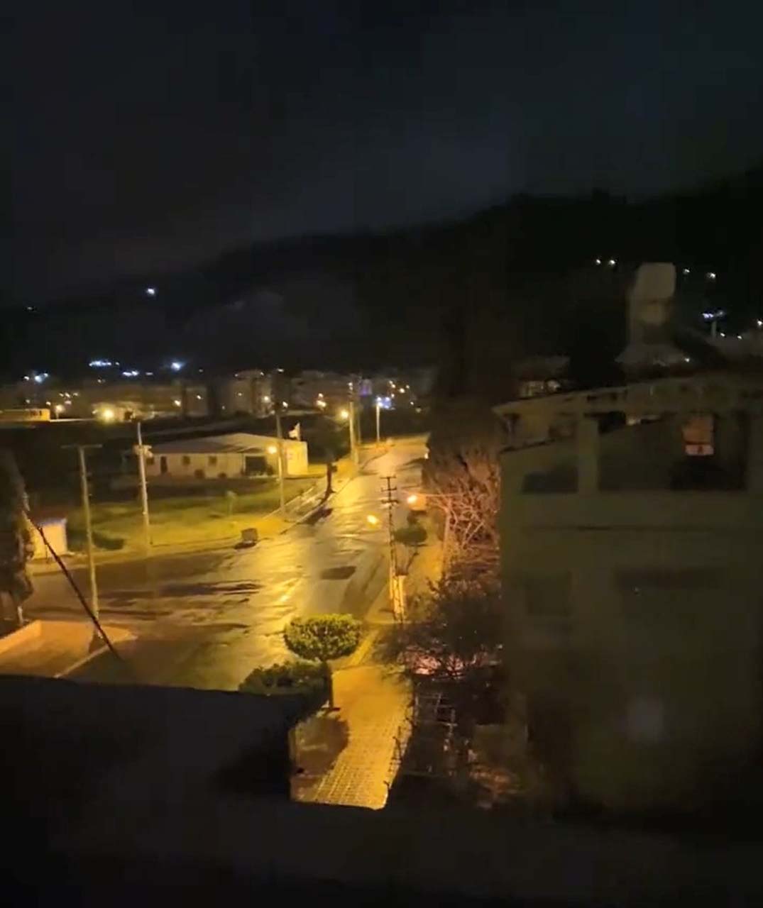 Hatay'daki deprem anı saniye saniye kaydedildi! Evler beşik gibi sallandı, deprem ışıkları görüldü! İşte o anlar...