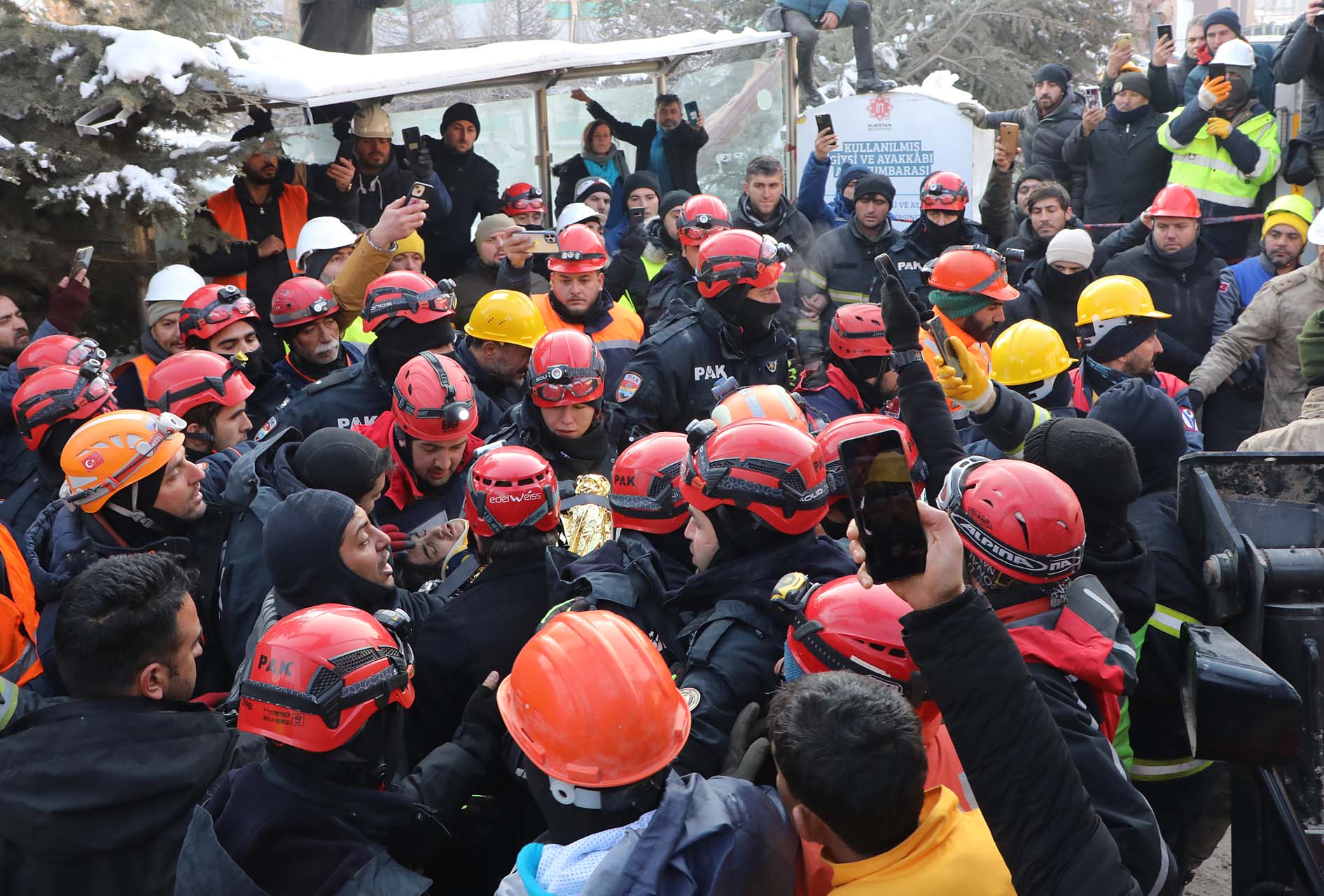 123 saat sonra enkazdan çıkarılan Melisa Ülkü yürekleri dağladı! Sözleri kalplere oturdu! 