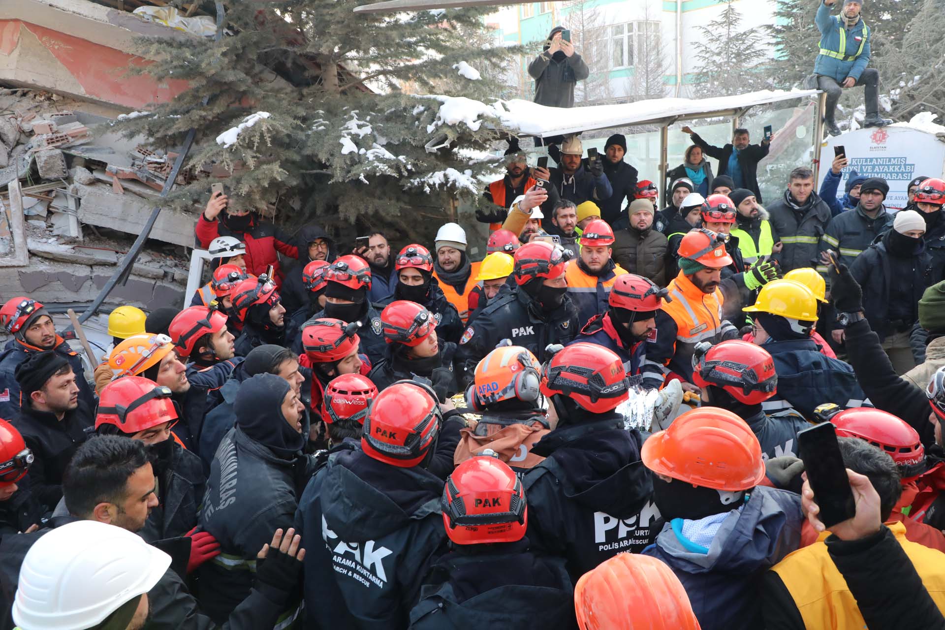 123 saat sonra enkazdan çıkarılan Melisa Ülkü yürekleri dağladı! Sözleri kalplere oturdu! 
