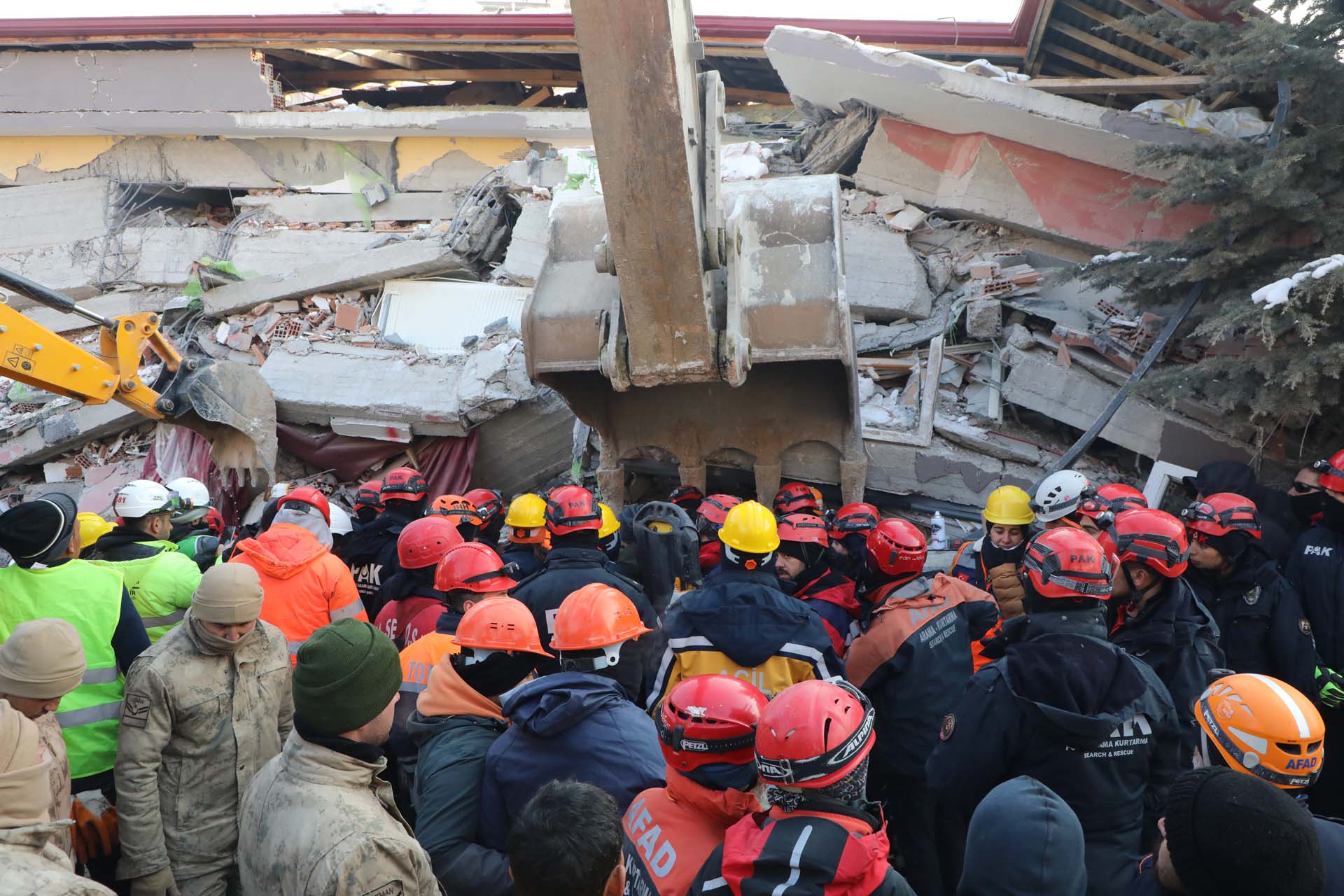 123 saat sonra enkazdan çıkarılan Melisa Ülkü yürekleri dağladı! Sözleri kalplere oturdu! 