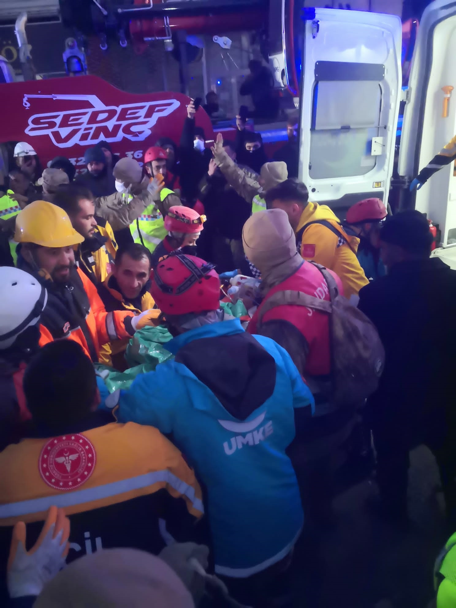 Bunun acı mucize! Enkazdan 207 saat sonra sağ çıkarıldı