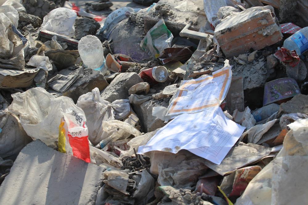 Hatay'da enkazdan çıkan mutlu hatıralar görenlerin yüreğini yaktı