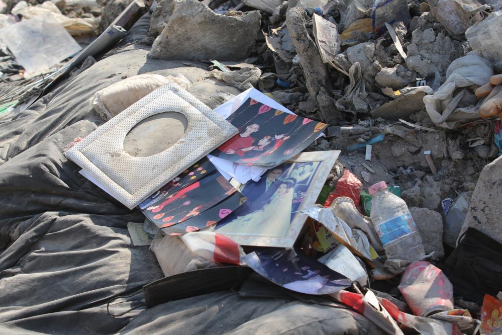 Hatay'da enkazdan çıkan mutlu hatıralar görenlerin yüreğini yaktı