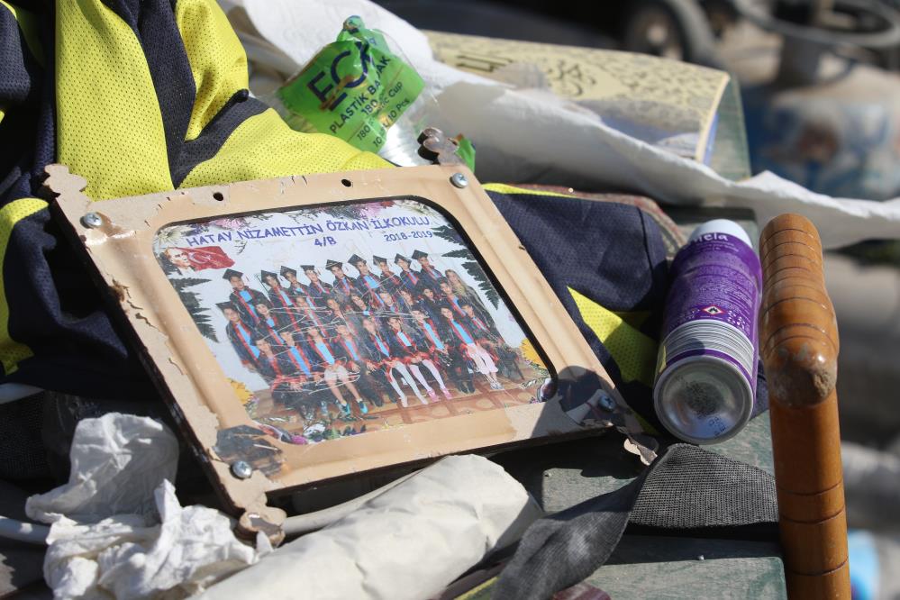 Hatay'da enkazdan çıkan mutlu hatıralar görenlerin yüreğini yaktı