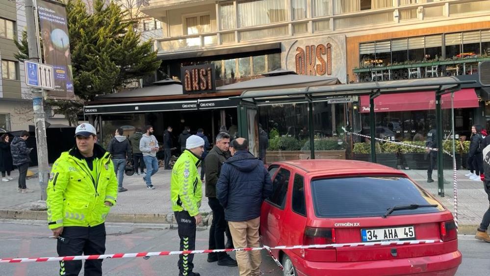İstanbul'da kaza: Otomobil önce araca çarptı sonra restorana daldı