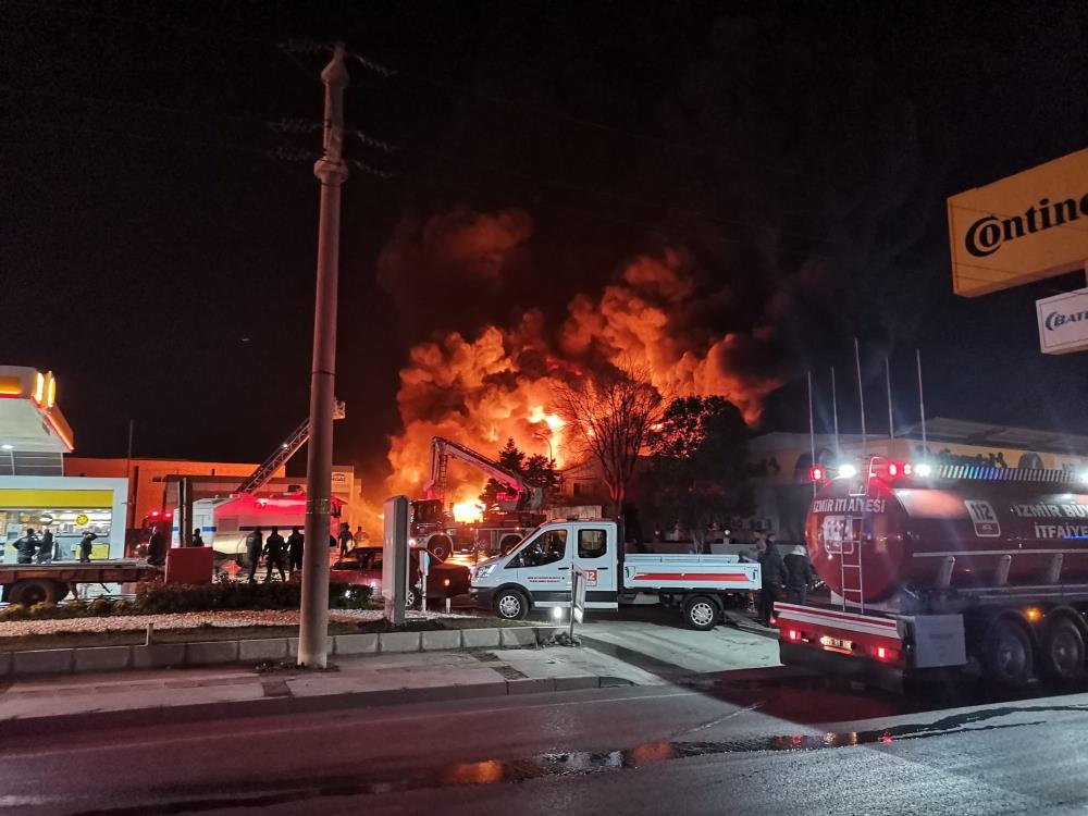 İzmir'de yangın: Lastik bayisinin deposu alevlere teslim oldu