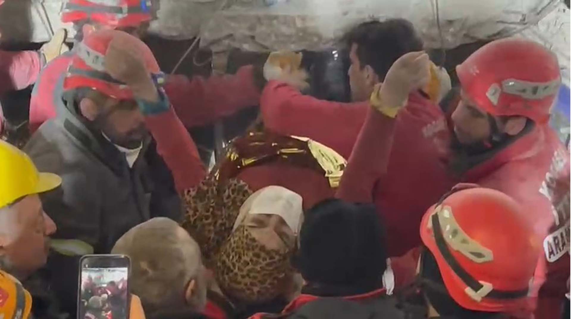 Baba ve kızı 209'uncu saatte enkazdan sağ çıkarıldı! Parmağını kaldırıp kelime-i şehadet getirdi