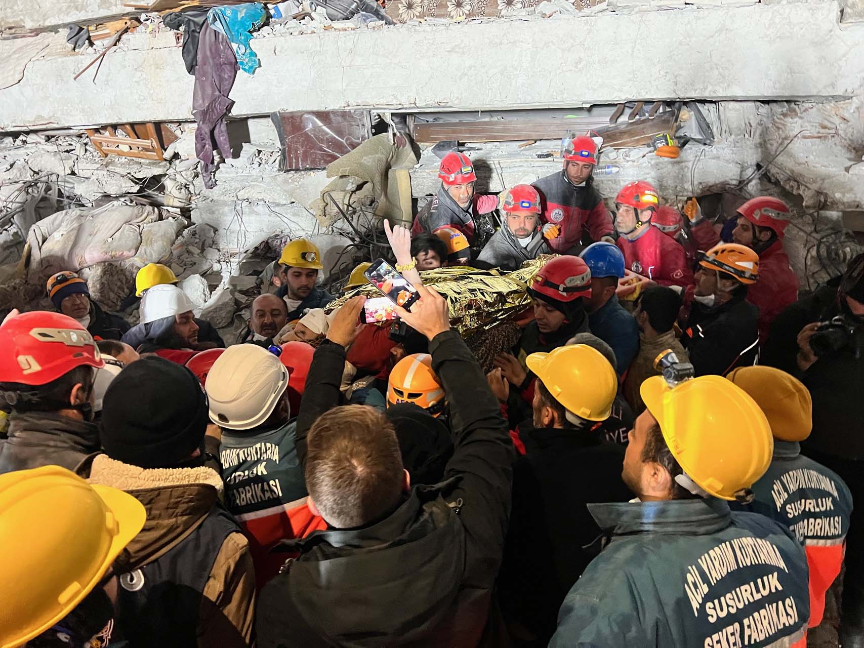 Baba ve kızı 209'uncu saatte enkazdan sağ çıkarıldı! Parmağını kaldırıp kelime-i şehadet getirdi