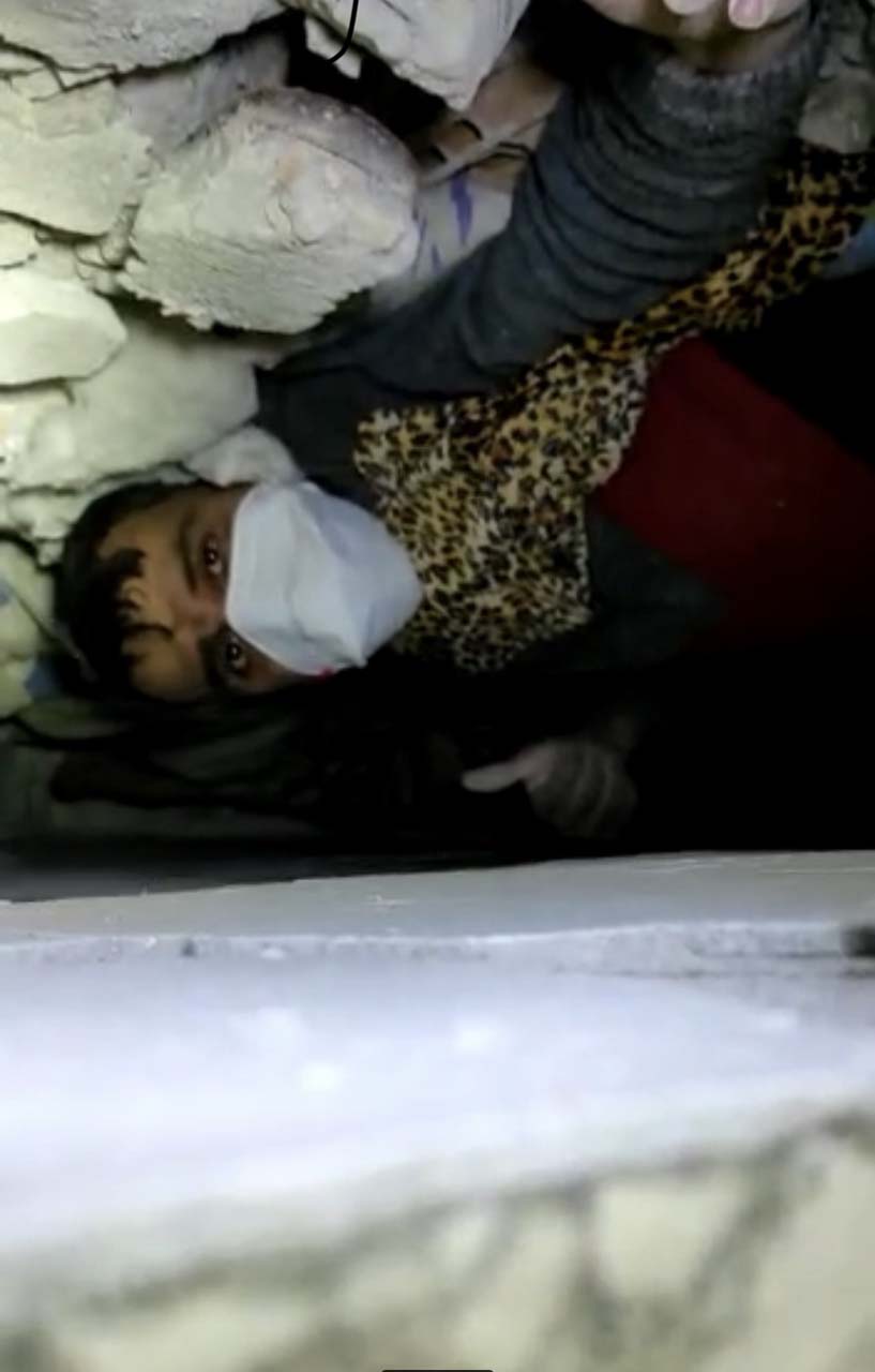 Baba ve kızı 209'uncu saatte enkazdan sağ çıkarıldı! Parmağını kaldırıp kelime-i şehadet getirdi