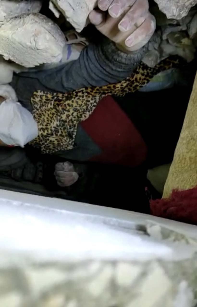 Baba ve kızı 209'uncu saatte enkazdan sağ çıkarıldı! Parmağını kaldırıp kelime-i şehadet getirdi