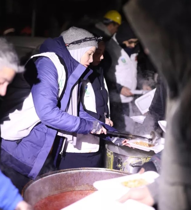 Umuda Koşanlar Derneği kurucusu oyuncu Gamze Özçelik depremzedelere yemek dağıtıyor!