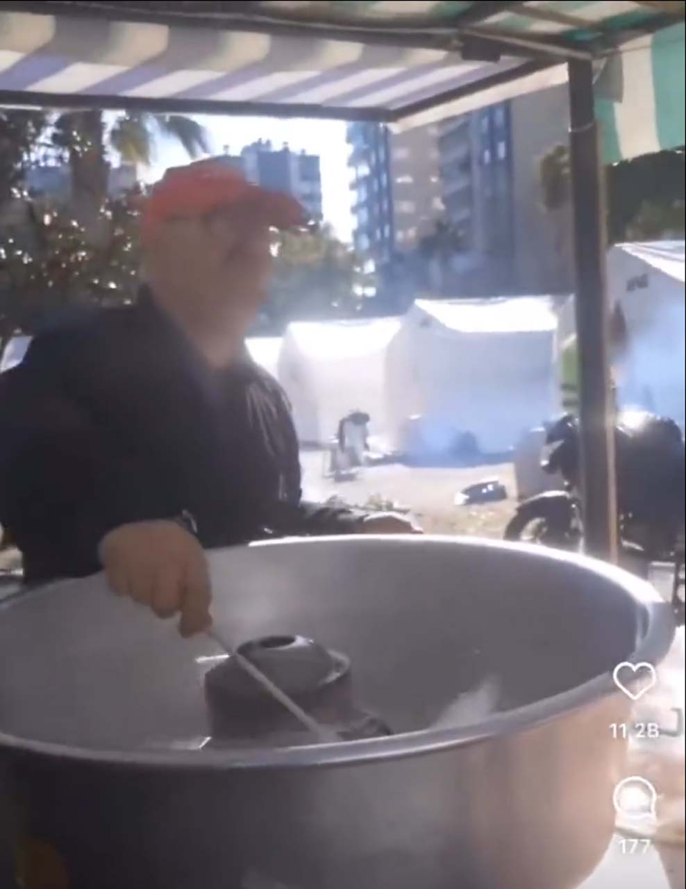 Yüreklerimizi sıcacık yaptı! Koca yürekli amcamız, pamuk şeker yapıp çocuklara dağıttı: Herkes bir şey yapıyordu, ben de makineyi çıkardım