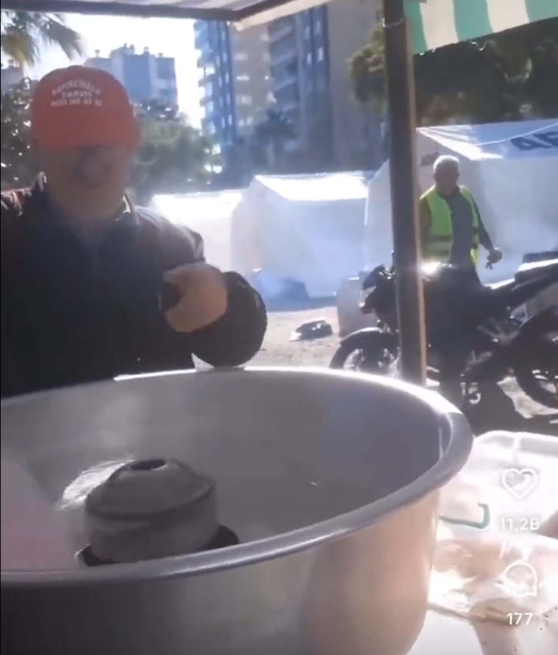 Yüreklerimizi sıcacık yaptı! Koca yürekli amcamız, pamuk şeker yapıp çocuklara dağıttı: Herkes bir şey yapıyordu, ben de makineyi çıkardım