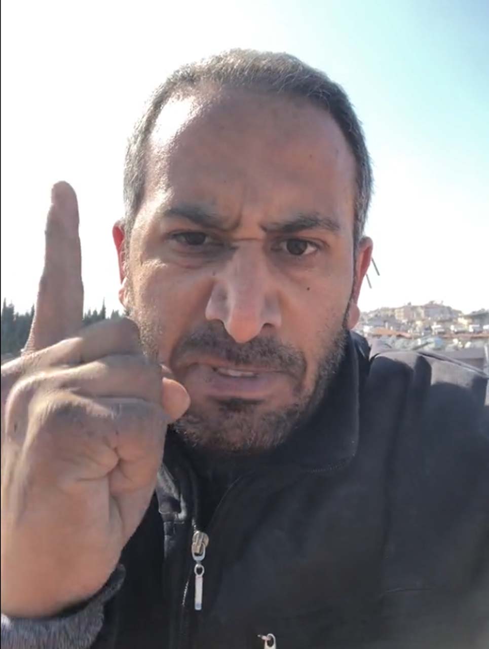 Deprem üzerinden siyaset yapanları eleştirdi! O vatandaşın sözleri milyonlarca kez izlendi: Şuan oy zamanı değil, birlik beraberlik zamanı