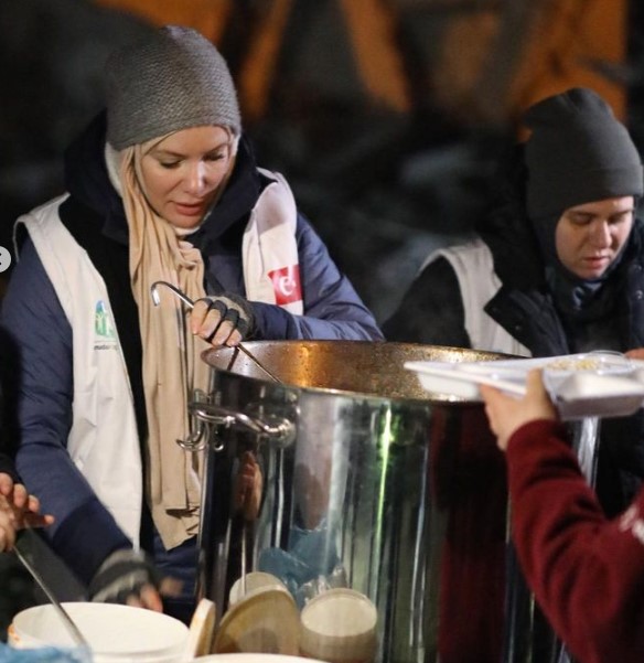 Umuda Koşanlar Derneği kurucusu oyuncu Gamze Özçelik depremzedelere yemek dağıtıyor!