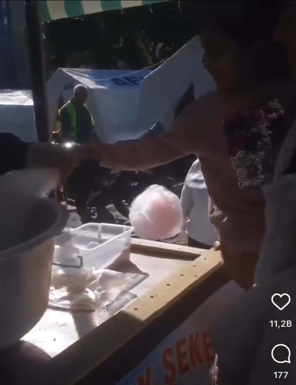 Yüreklerimizi sıcacık yaptı! Koca yürekli amcamız, pamuk şeker yapıp çocuklara dağıttı: Herkes bir şey yapıyordu, ben de makineyi çıkardım