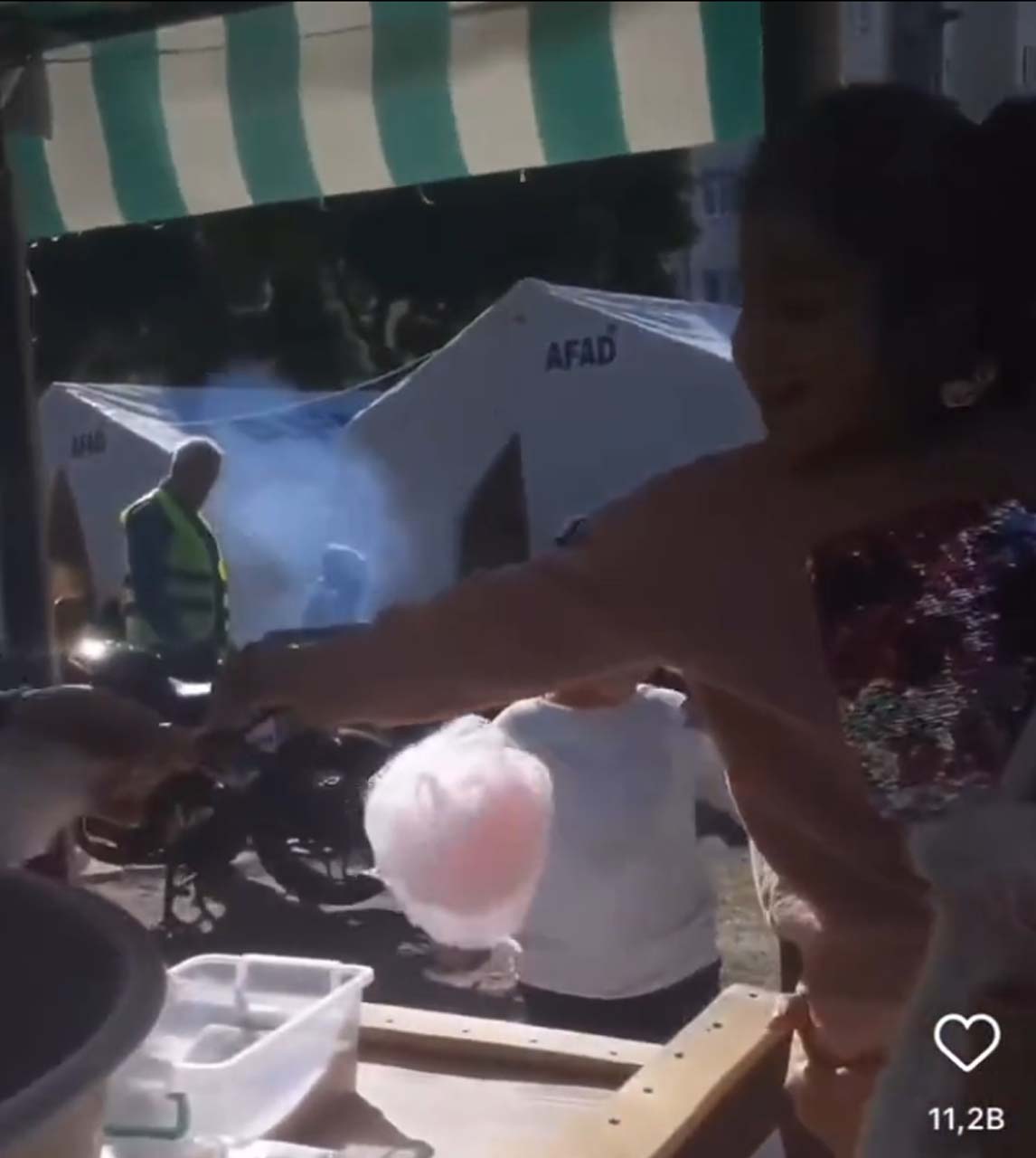 Yüreklerimizi sıcacık yaptı! Koca yürekli amcamız, pamuk şeker yapıp çocuklara dağıttı: Herkes bir şey yapıyordu, ben de makineyi çıkardım