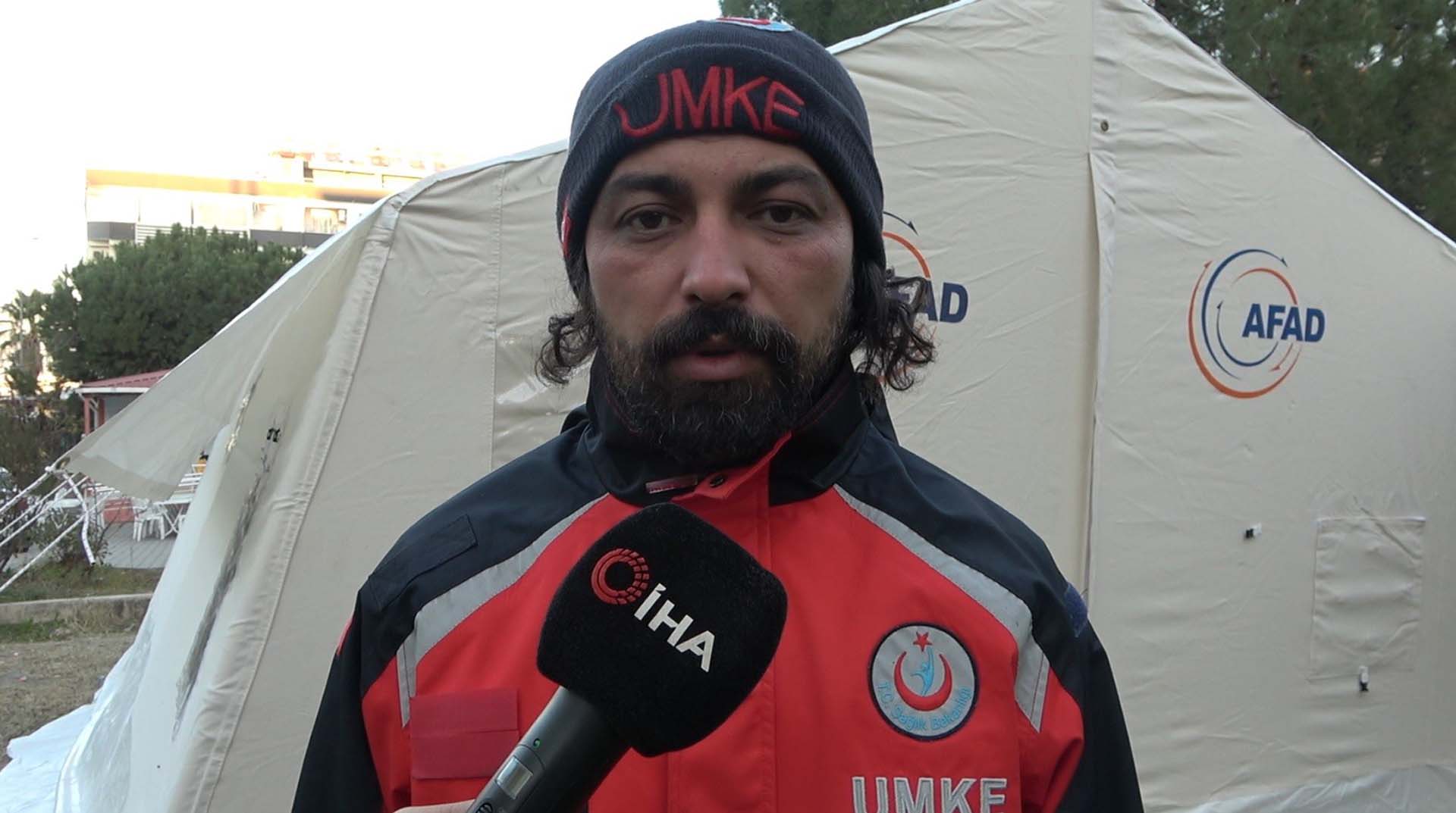 UMKE personeli, yemeğini kediyle paylaştı! Görenlerin içini ısıttı: Onlar da birer depremzede, benimle yemeğini yedi