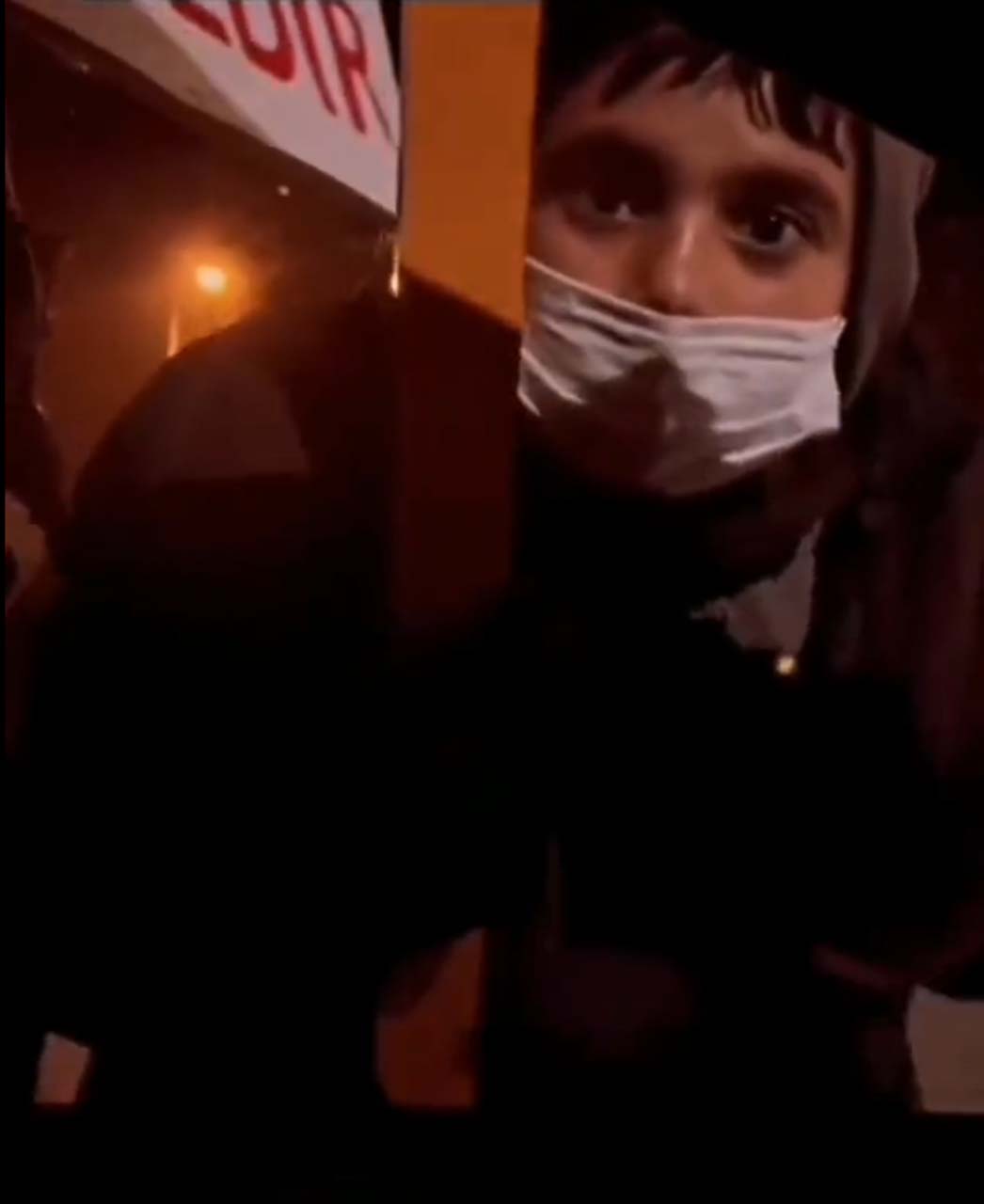 Ücretsiz çorba dağıtan çocuk, sözleriyle içimizi ısıttı: Lastiğinizi patlatırım, çorba için, öyle gidin