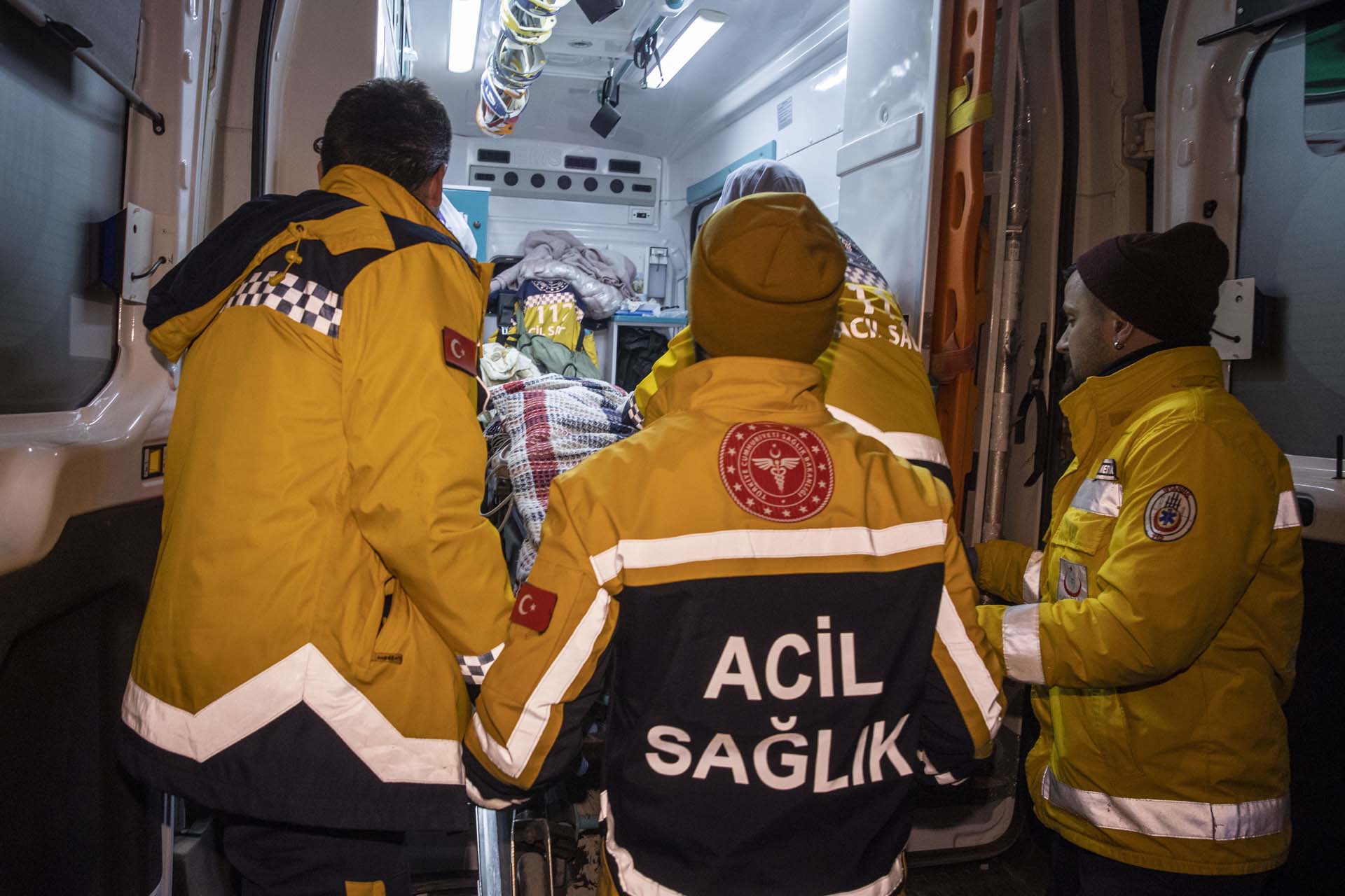 Mucize 258 saat sonra geldi! Neslihan Kılıç, Ebrar sitesinin enkazından sağ çıkarıldı