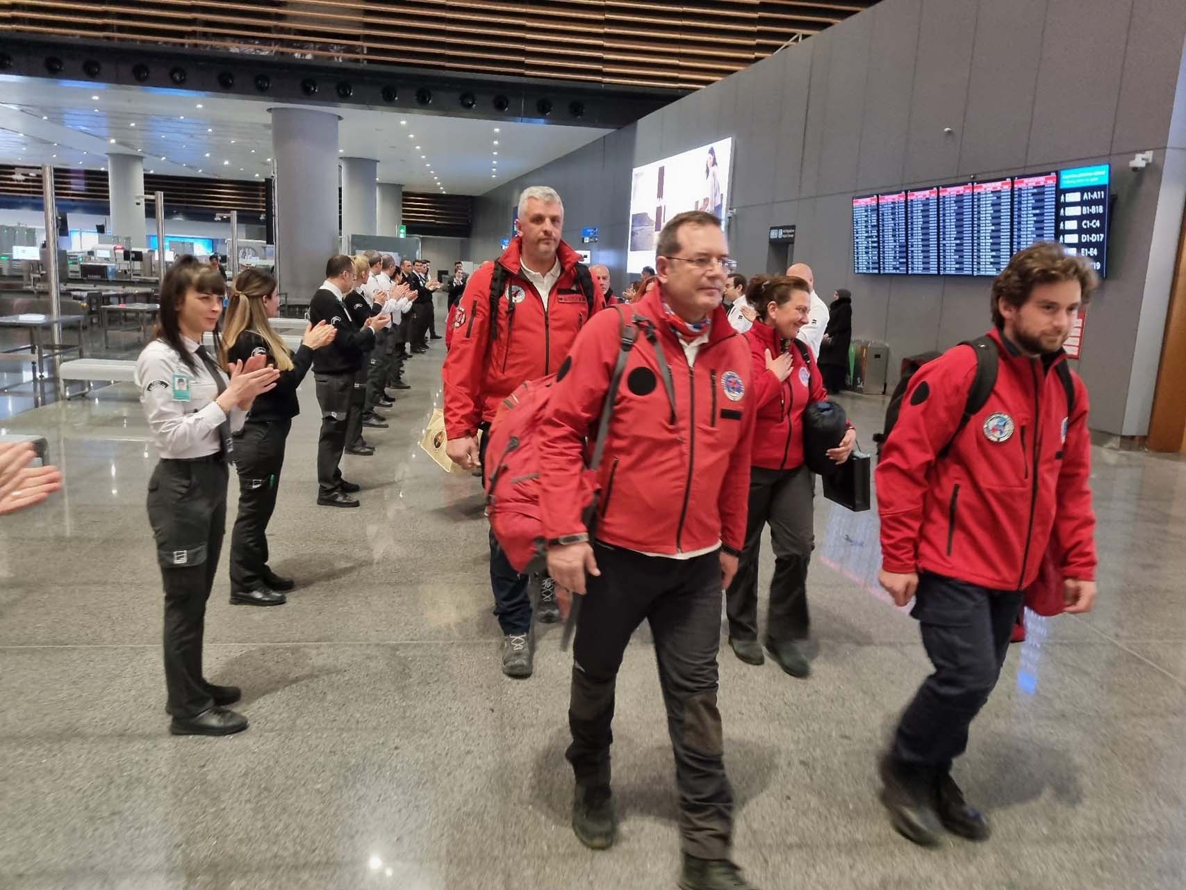 Yunan ekipler deprem bölgesinden İstanbul'a geldi! Alkışlarla ülkelerine uğurlandılar!