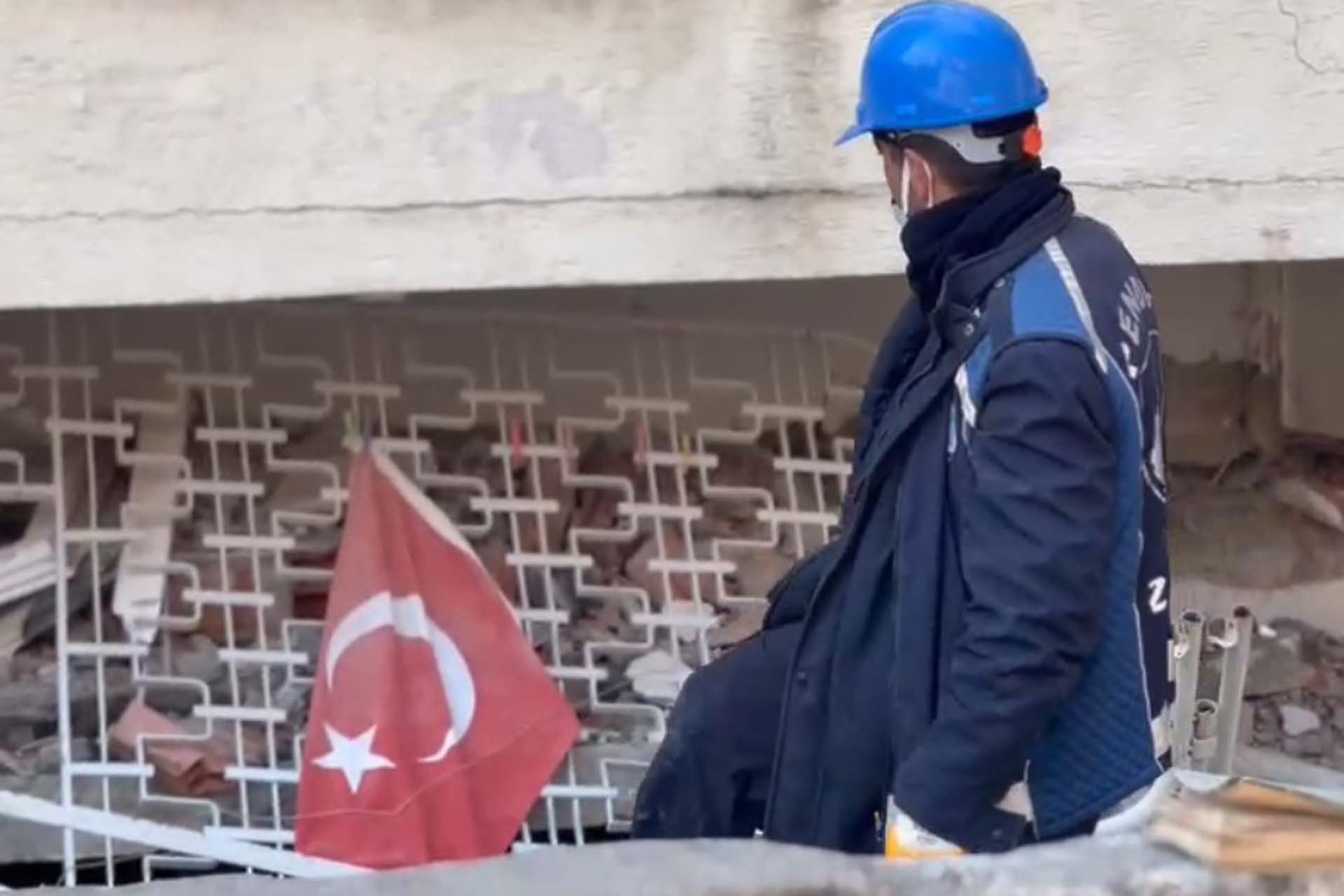 Pendik Belediyesi ekipleri duygulandırdı! Enkazda buldukları Türk bayrağını yerden kaldırıp temizlediler 