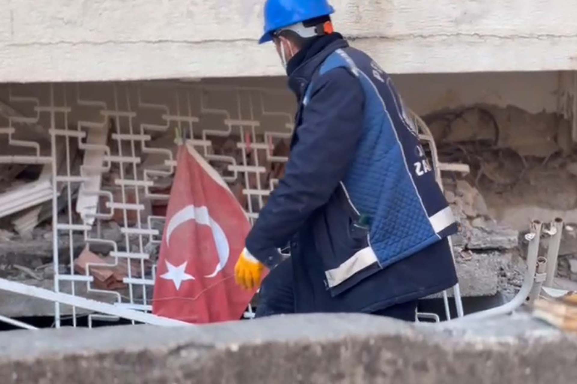 Pendik Belediyesi ekipleri duygulandırdı! Enkazda buldukları Türk bayrağını yerden kaldırıp temizlediler 