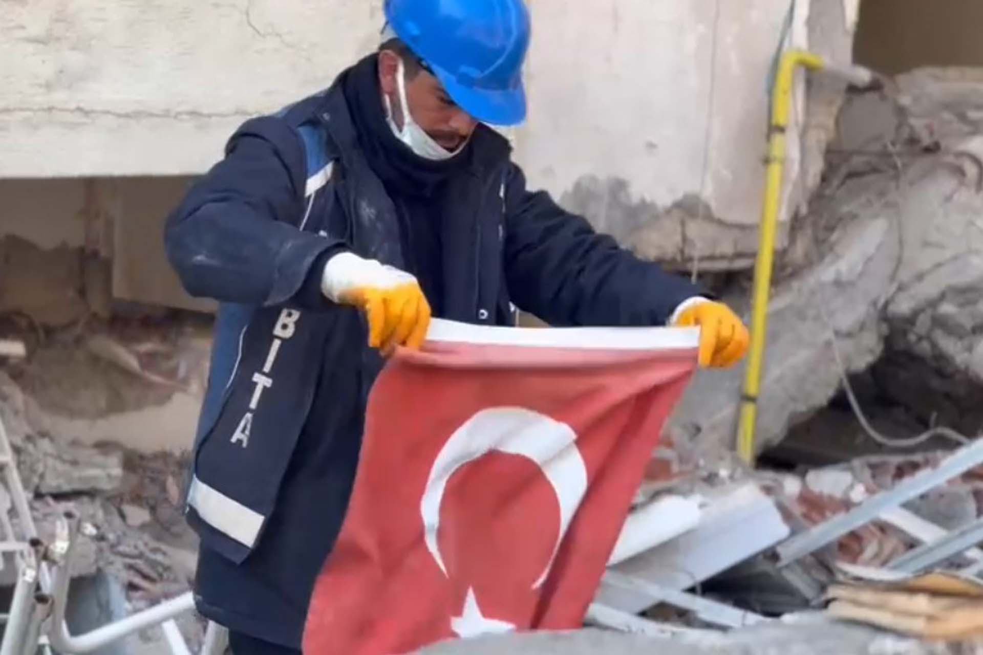 Pendik Belediyesi ekipleri duygulandırdı! Enkazda buldukları Türk bayrağını yerden kaldırıp temizlediler 