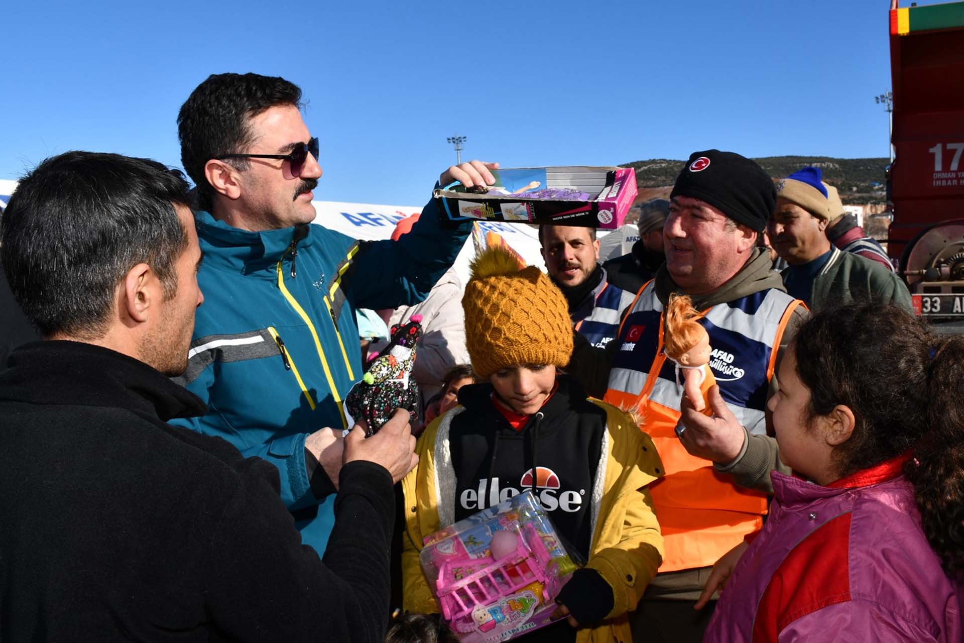 Deprem bölgesinde yürekleri ısıtan görüntü! Vali Tekbıyıkoğlu, çocuklarla tek tek ilgilendi, mutluluk dağıttı 