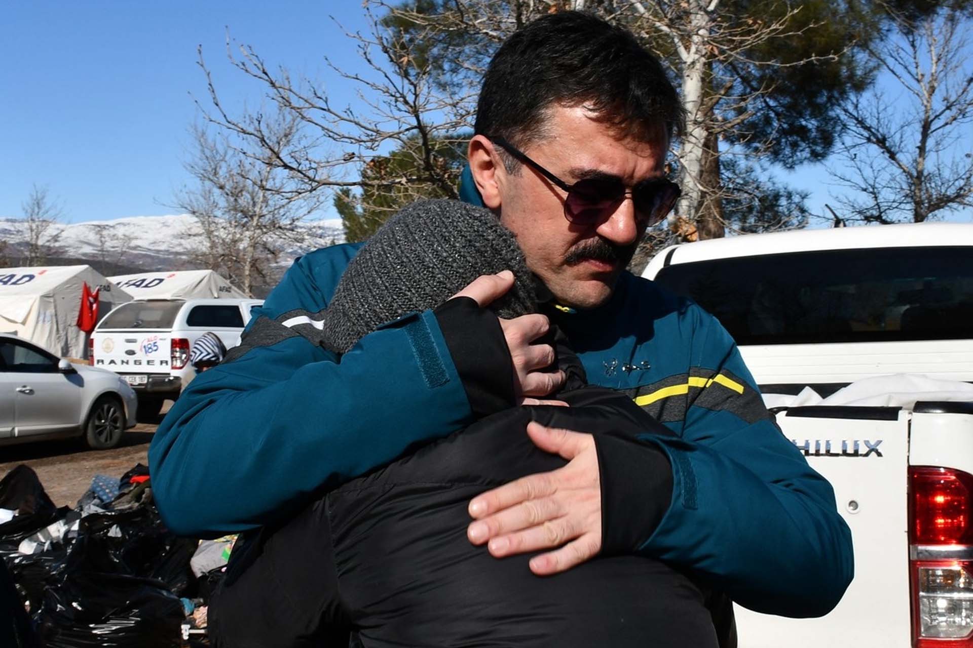 Deprem bölgesinde yürekleri ısıtan görüntü! Vali Tekbıyıkoğlu, çocuklarla tek tek ilgilendi, mutluluk dağıttı 