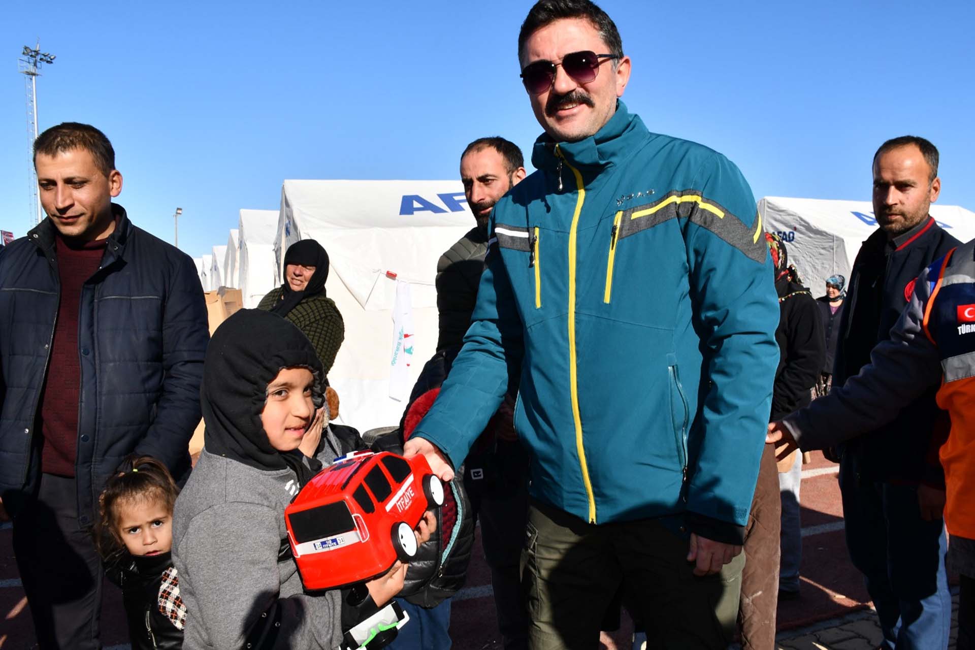 Deprem bölgesinde yürekleri ısıtan görüntü! Vali Tekbıyıkoğlu, çocuklarla tek tek ilgilendi, mutluluk dağıttı 