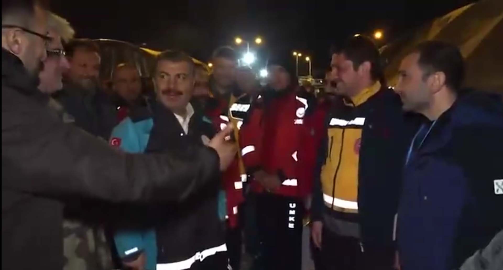 Fahrettin Koca ve sağlık çalışanları ölümden döndü! Isındıkları soba bomba gibi patladı! İşte korku dolu o anlar... 