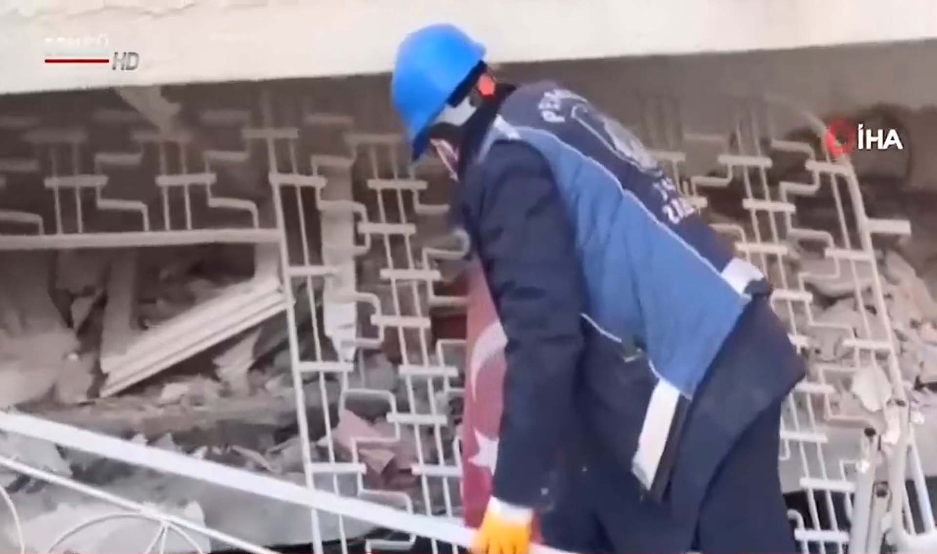 Pendik Belediyesi ekipleri duygulandırdı! Enkazda buldukları Türk bayrağını yerden kaldırıp temizlediler 