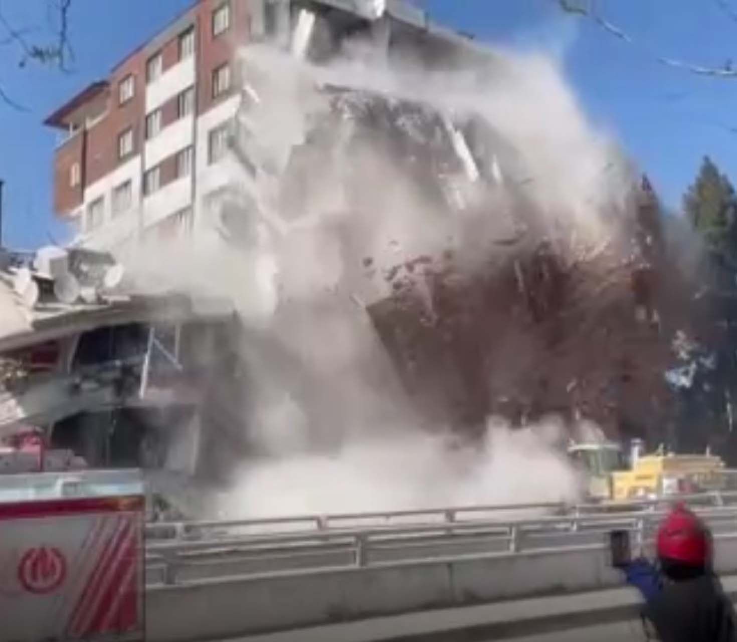 Riskli binayı yıkmak için kepçeyi vurdu, altında kalmaktan son anda kurtuldu! Kepçe Operatörü başına gelen olayı anlattı!