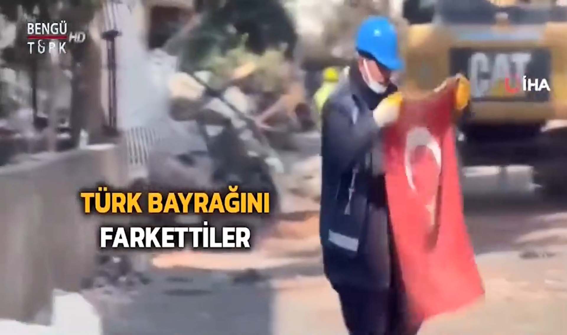 Pendik Belediyesi ekipleri duygulandırdı! Enkazda buldukları Türk bayrağını yerden kaldırıp temizlediler 