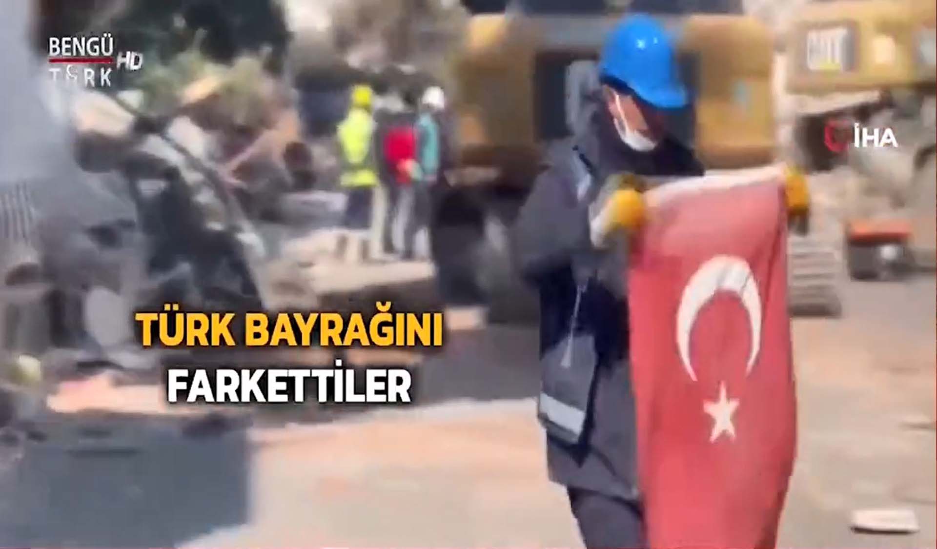 Pendik Belediyesi ekipleri duygulandırdı! Enkazda buldukları Türk bayrağını yerden kaldırıp temizlediler 
