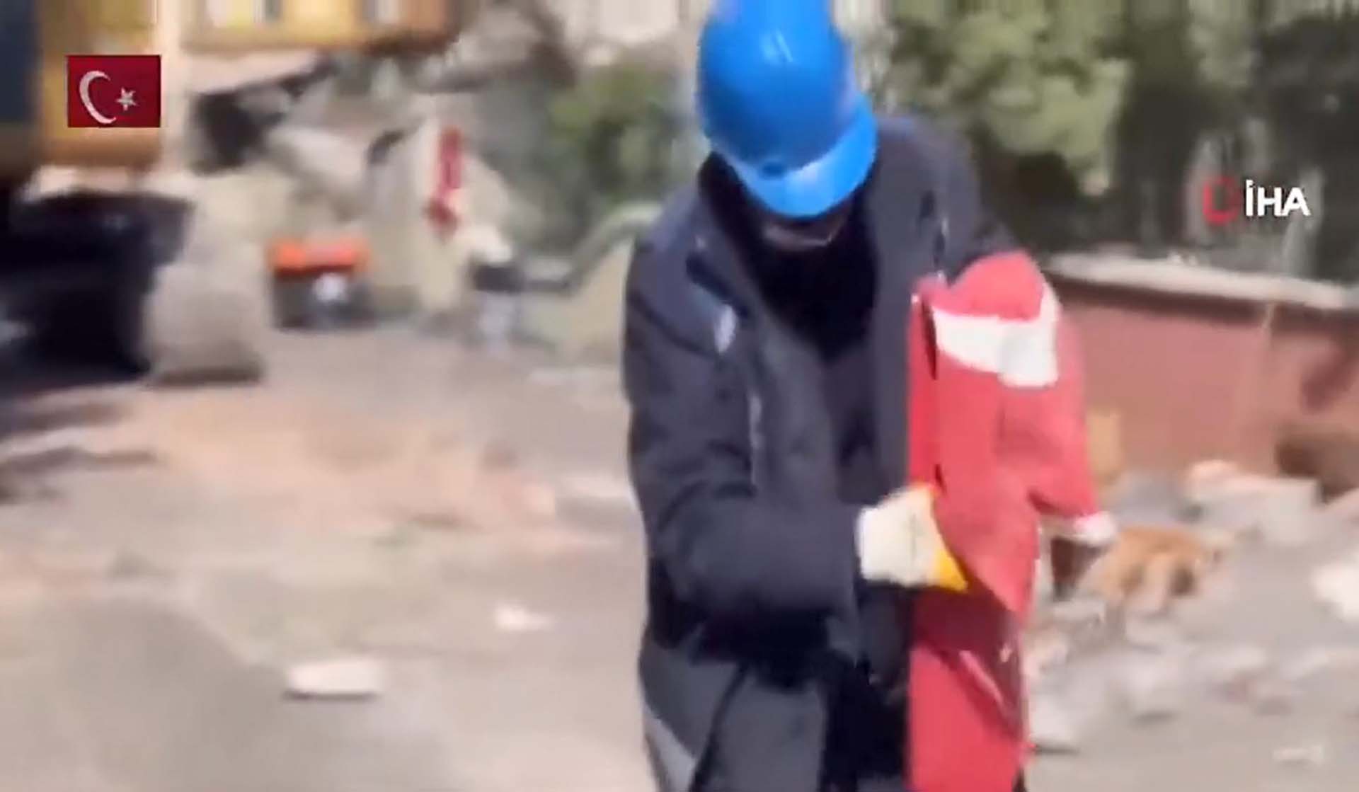 Pendik Belediyesi ekipleri duygulandırdı! Enkazda buldukları Türk bayrağını yerden kaldırıp temizlediler 