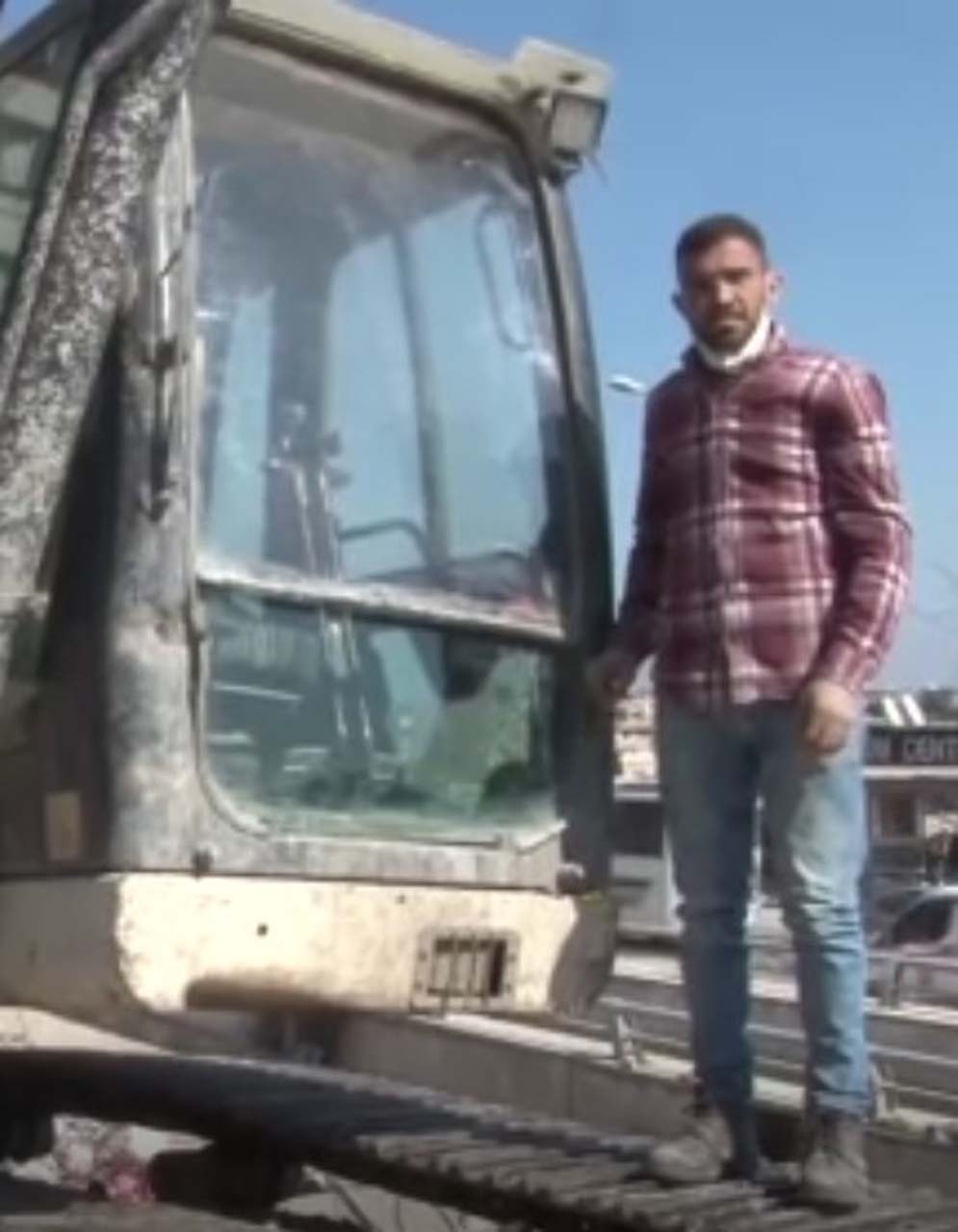 Riskli binayı yıkmak için kepçeyi vurdu, altında kalmaktan son anda kurtuldu! Kepçe Operatörü başına gelen olayı anlattı!