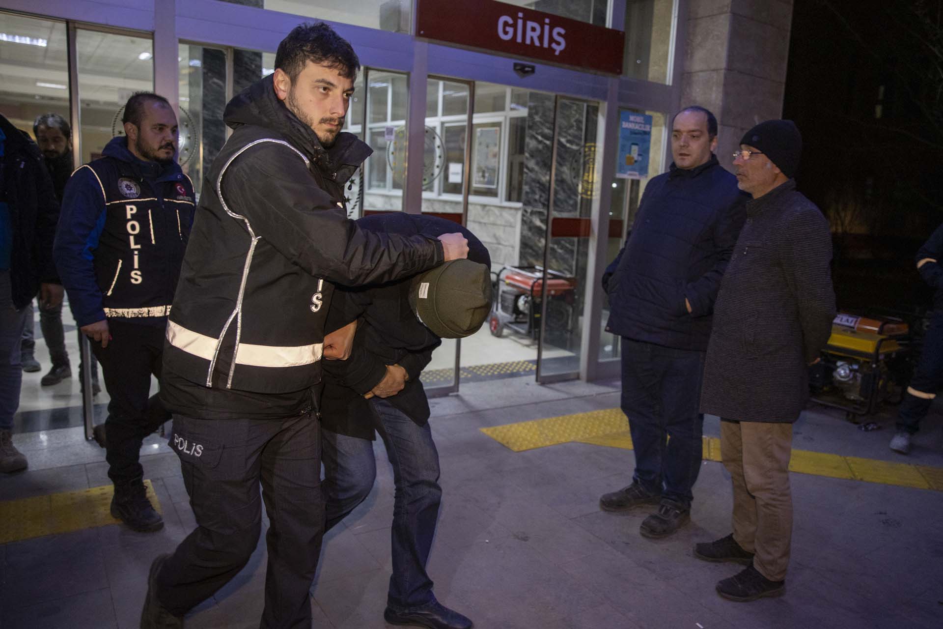 Vatandaşlara mezar olmuştu! Kahramanmaraş'taki Ebrar sitesinin müteahhidi tutuklandı 