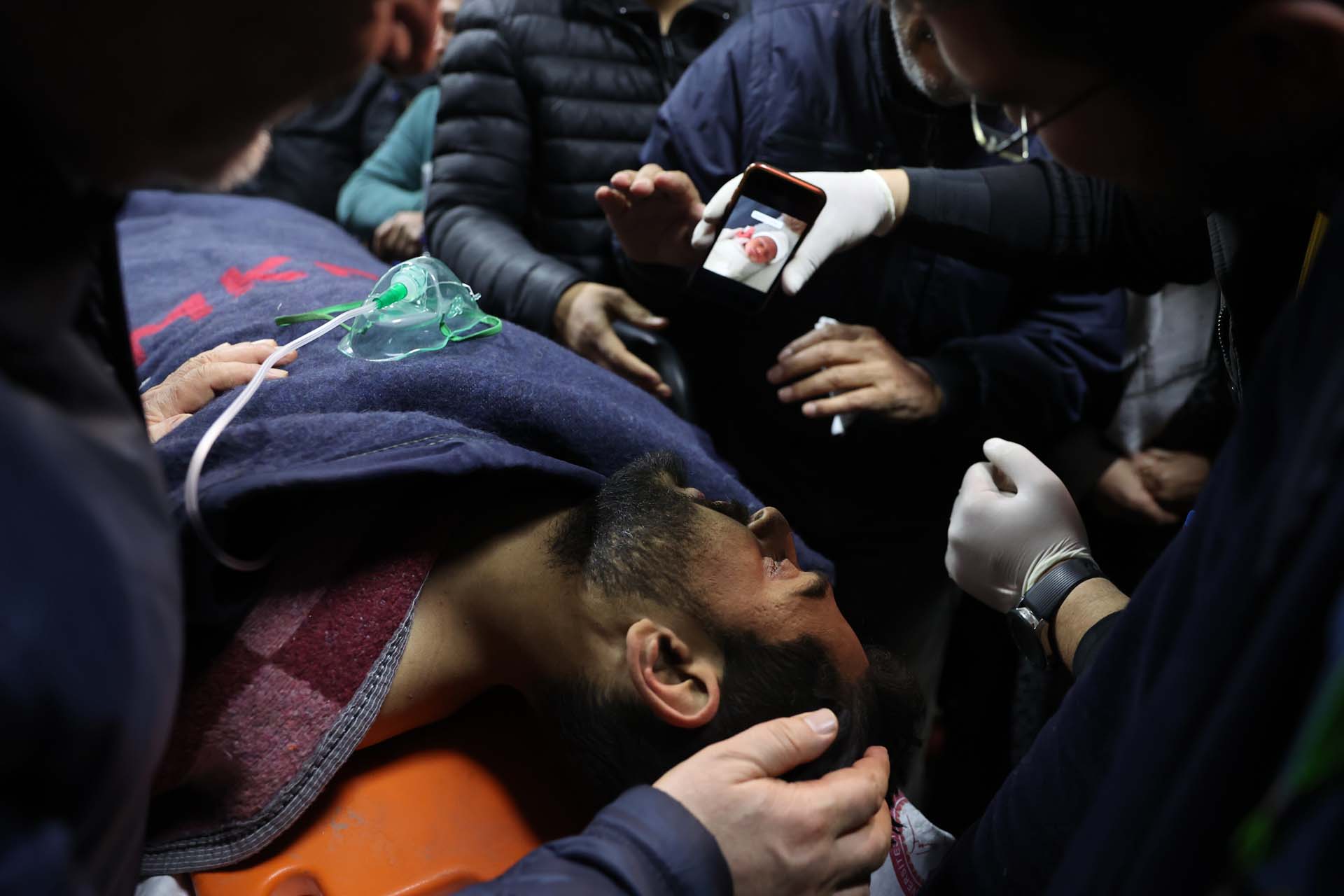 Hatay'da mucizelere tanıklık ettik: 261'inci saatte Mehmet Ali Şakiroğlu ve Mustafa Avcı, enkazdan sağ olarak çıkarıldı