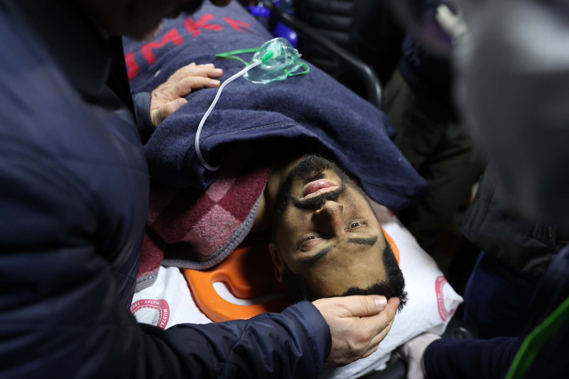 Hatay'da mucizelere tanıklık ettik: 261'inci saatte Mehmet Ali Şakiroğlu ve Mustafa Avcı, enkazdan sağ olarak çıkarıldı