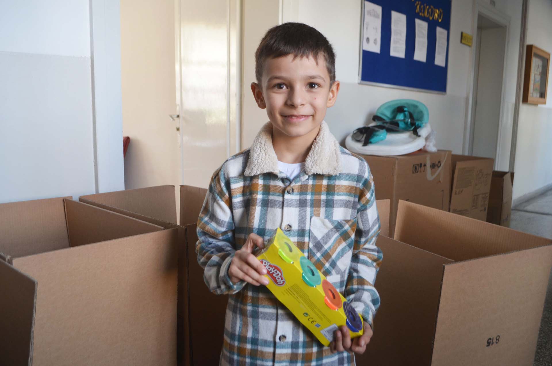 Yüreklere dokundular! Deprem bölgesine gönderilen oyuncuklara yazılan notlar duygulandırdı: Çocuklar hep gülün